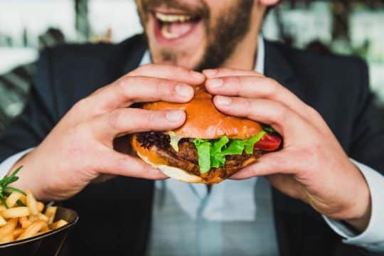 3 Tips to Overcome Peer Pressure to Eat Unhealthy at Work | ProductiveMuslim